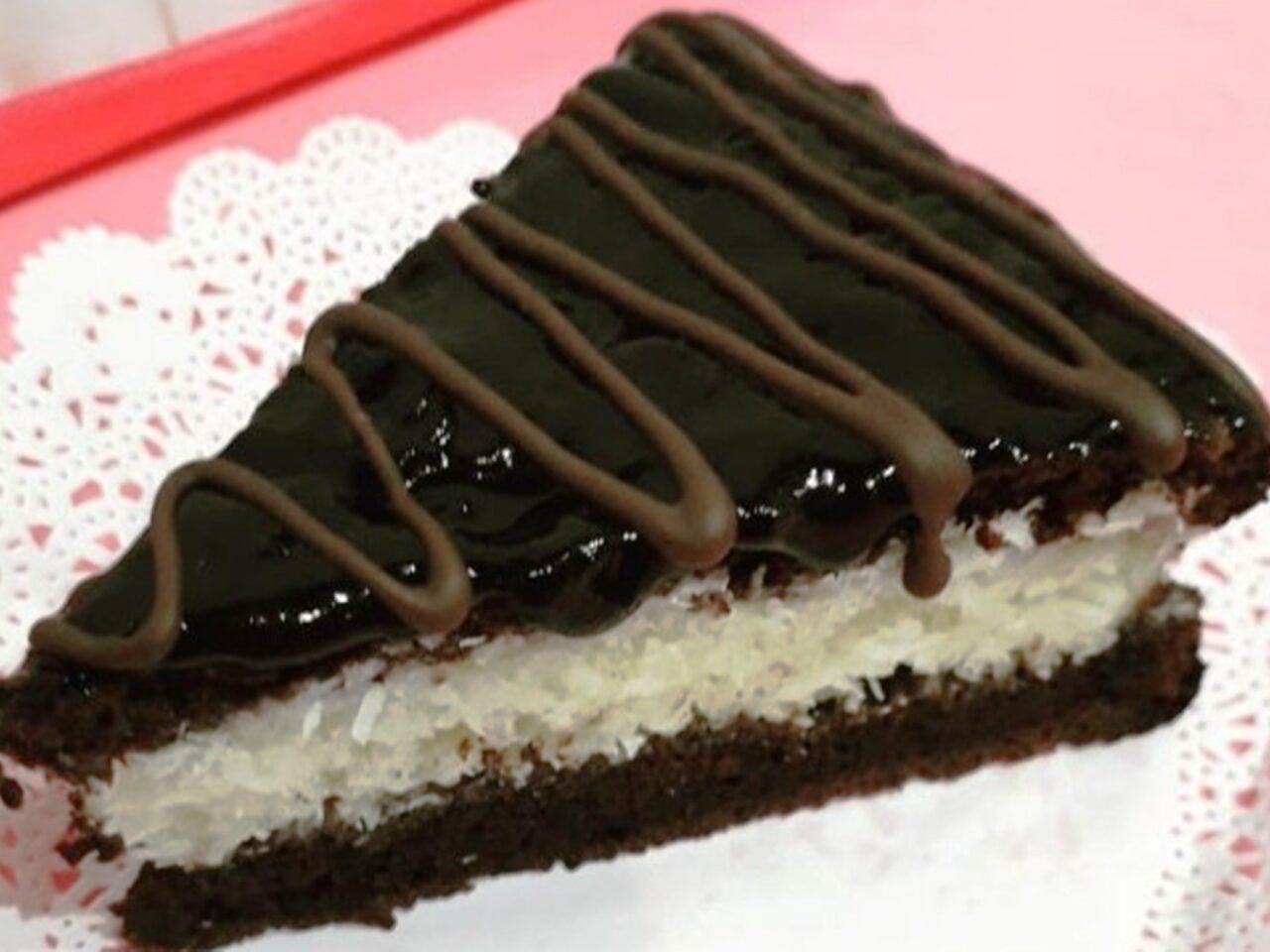 Tort Bounty cu fulgi de cocos poza