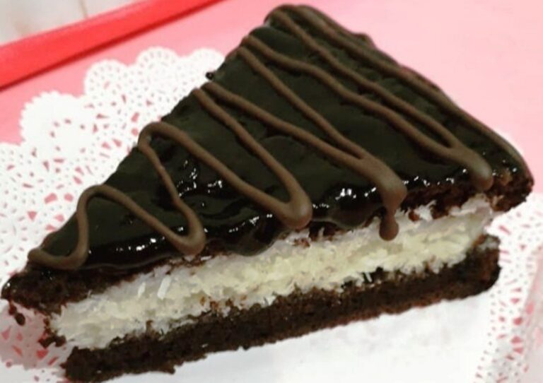 Tort Bounty cu fulgi de cocos