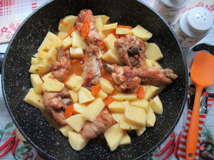 tigaie acoperita, cartofi inabusiti care fierb incet