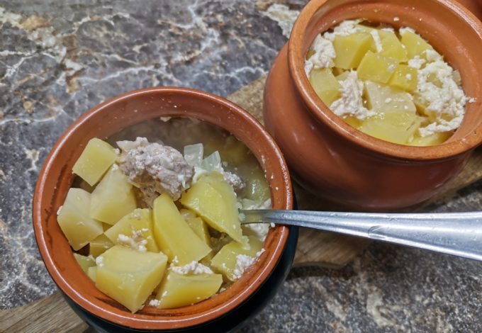 Cartofi cu carne de porc in oale poza