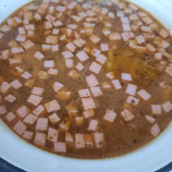 Adăugați amestecul în tigaie