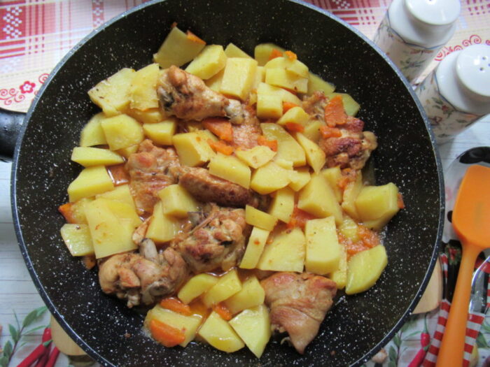 preparatul final cu pui suculent si cartofi fragezi