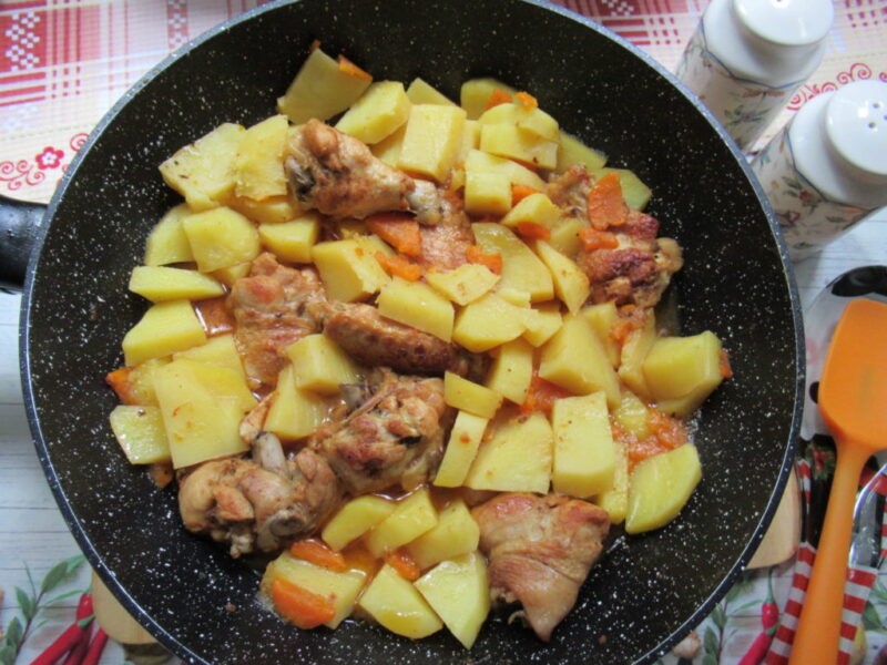 preparatul final cu pui suculent si cartofi fragezi