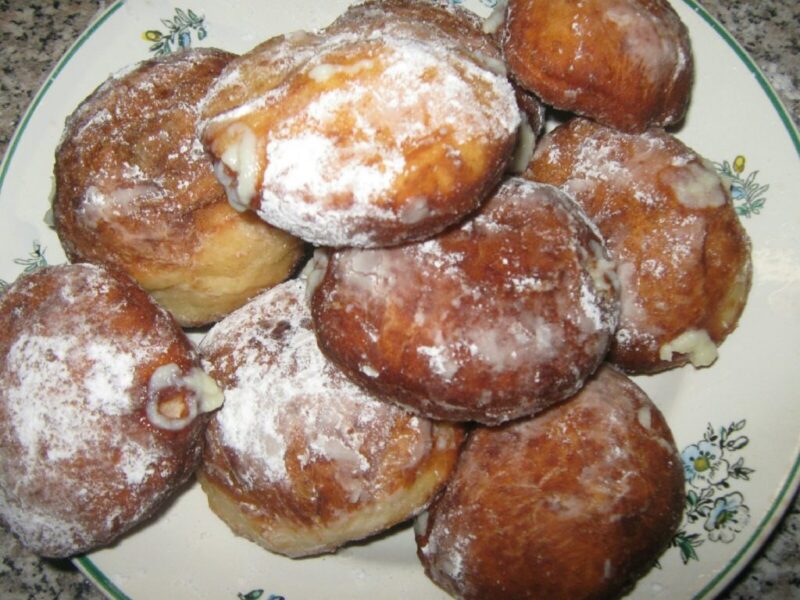 Rulați gogoșile rezultate în zahăr