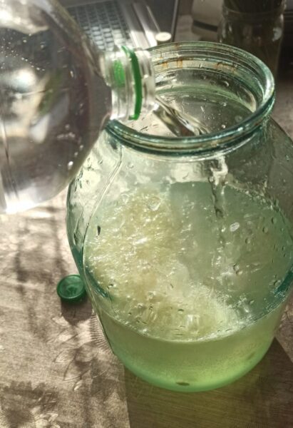 adăugați toată apa minerală