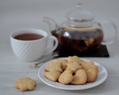 biscuiti cu saramura de castraveti pe masa rustica