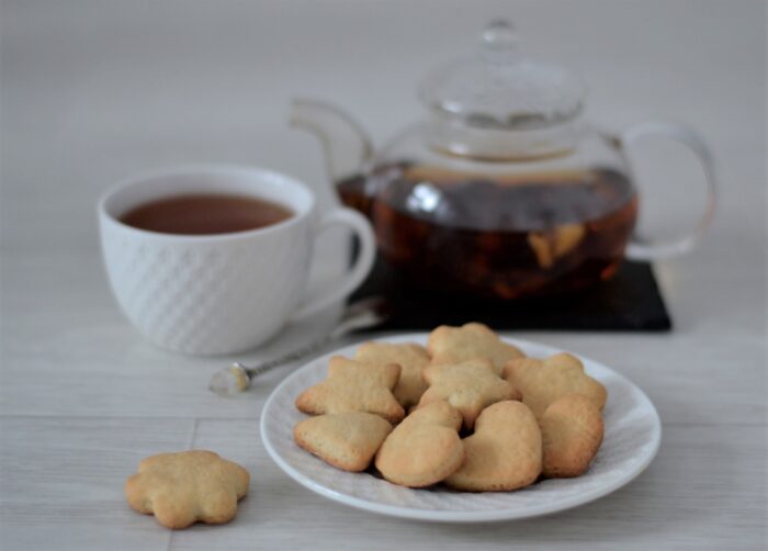 biscuiti cu saramura de castraveti sunt gata