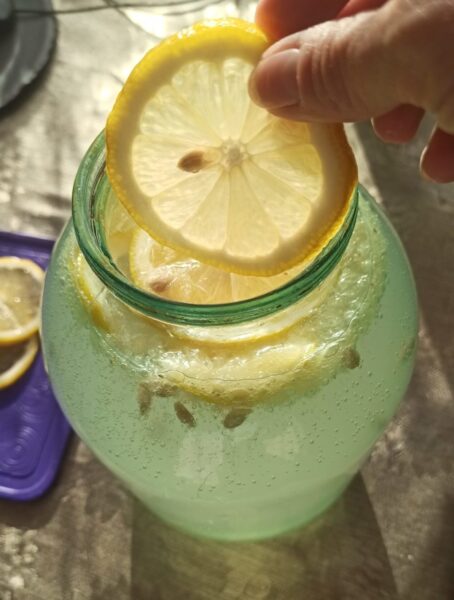 Tăiați jumătate de lămâie