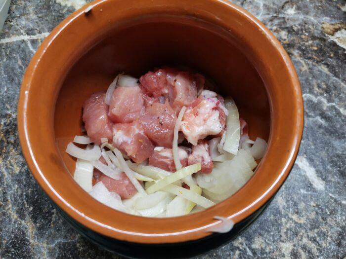 Așezați carnea și ceapa tăiate