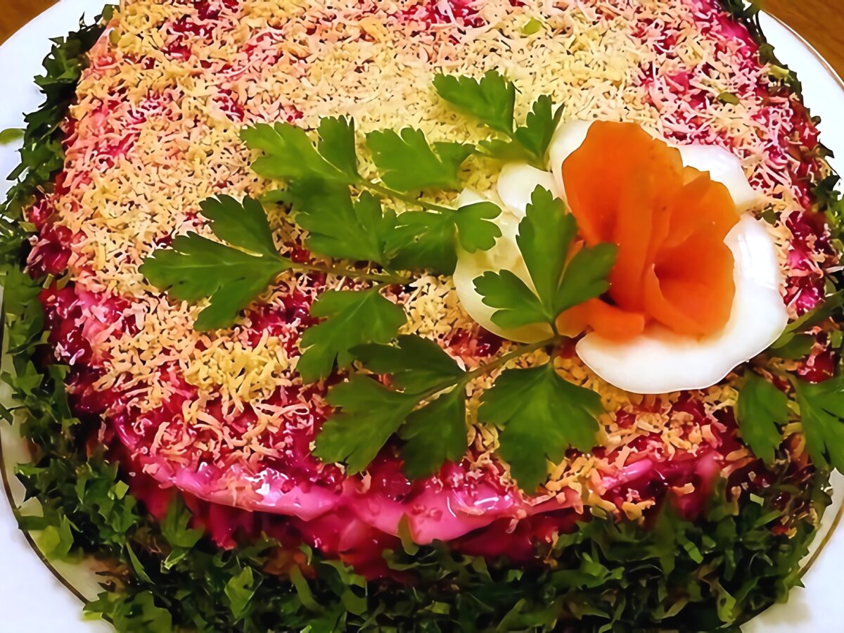 Hering sub o haină de blană poza