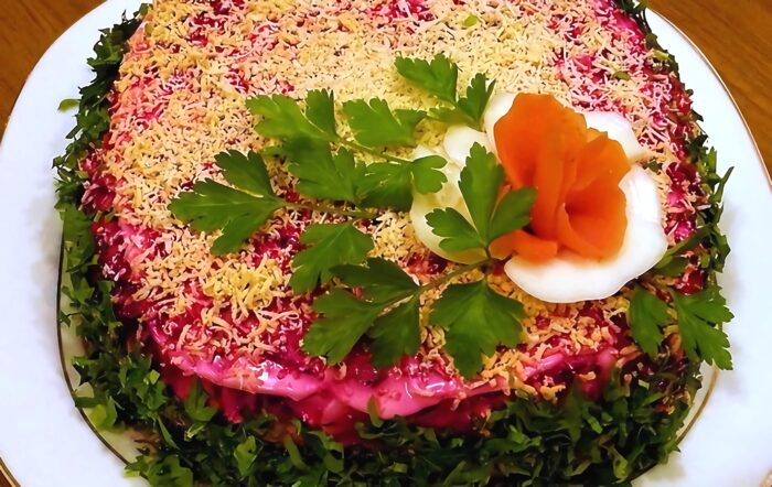 Hering sub o haină de blană poza