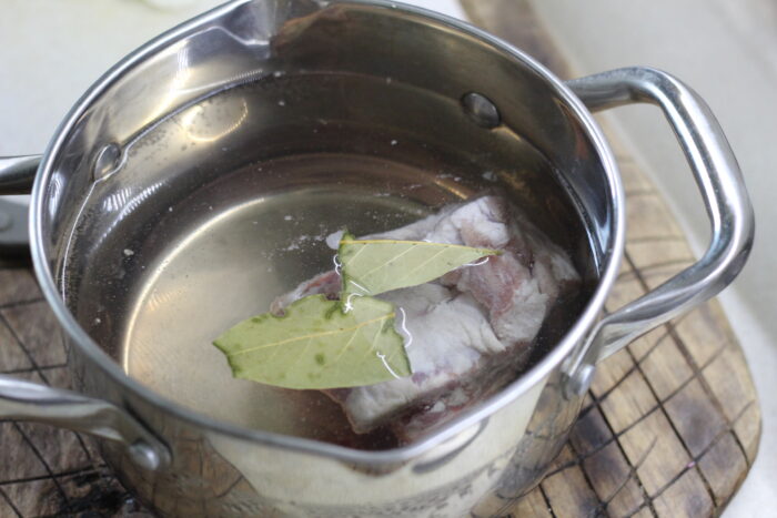 Puneți coastele de porc într-un castron