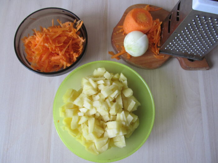 Adăugați cartofii în apă clocotită