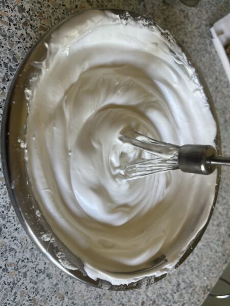 Începeti să bateti albușurile