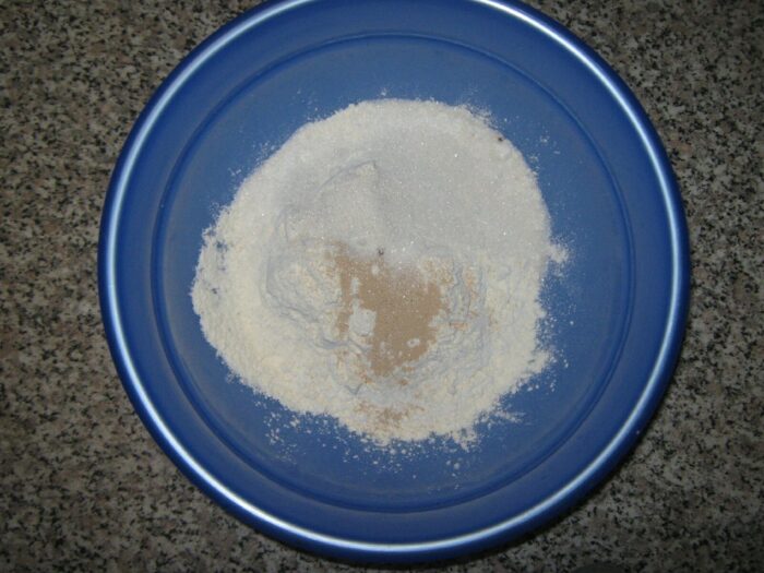 amestecati faina cu zaharul