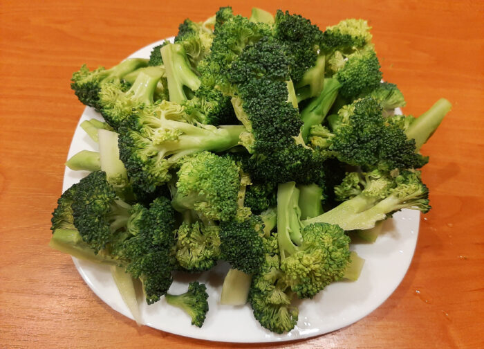 O varză proaspătă se spală sub jet de apă