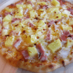 Pizza cu ananas si sunca