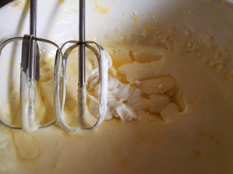 Adăugați smântână