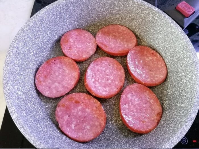 Puneti feliile de servelat la prajit