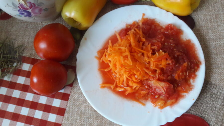 Adăugați morcovii rasi și fierbeți încă 2-3 minute