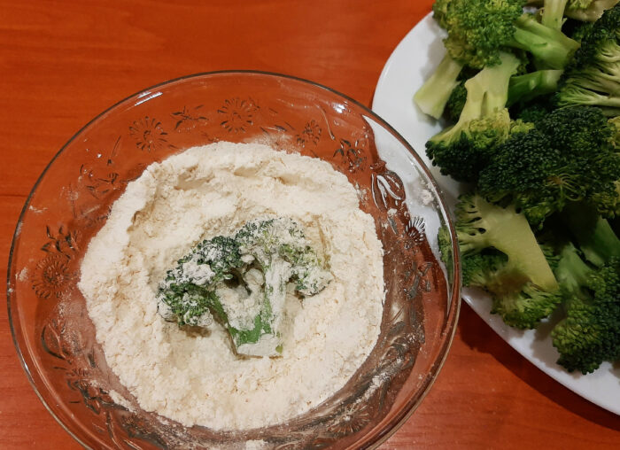 Cerneți făina printr-o sită