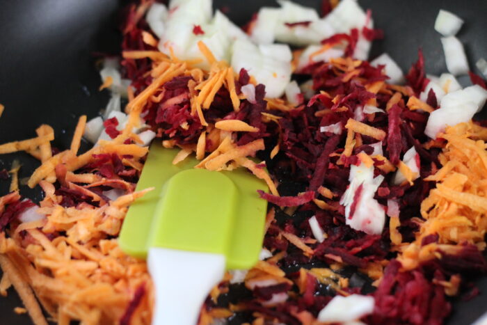 Prăjiți toate legumele într-o tigaie