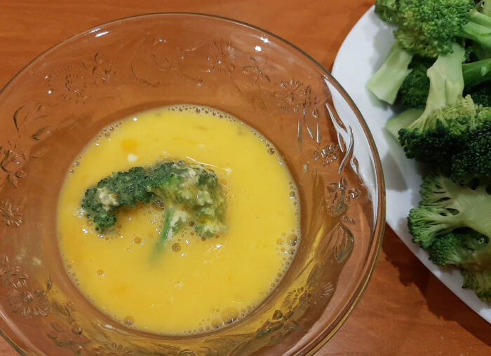 Puneți-l într-un castron mic adânc și bateți