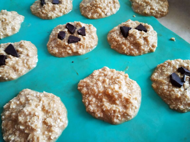 Adăugați ciocolată neagră tocată pe suprafața fursecurilor