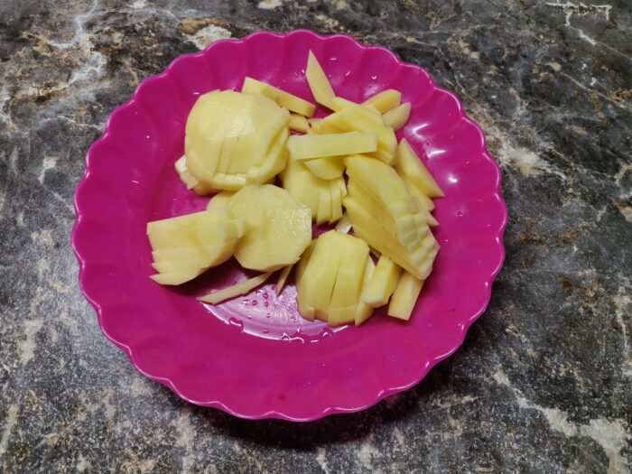 Curățați cartofii