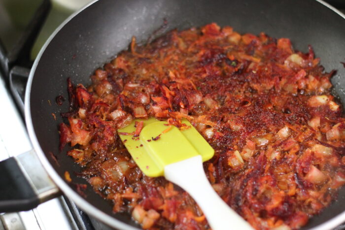 Adăugați pastă de roșii