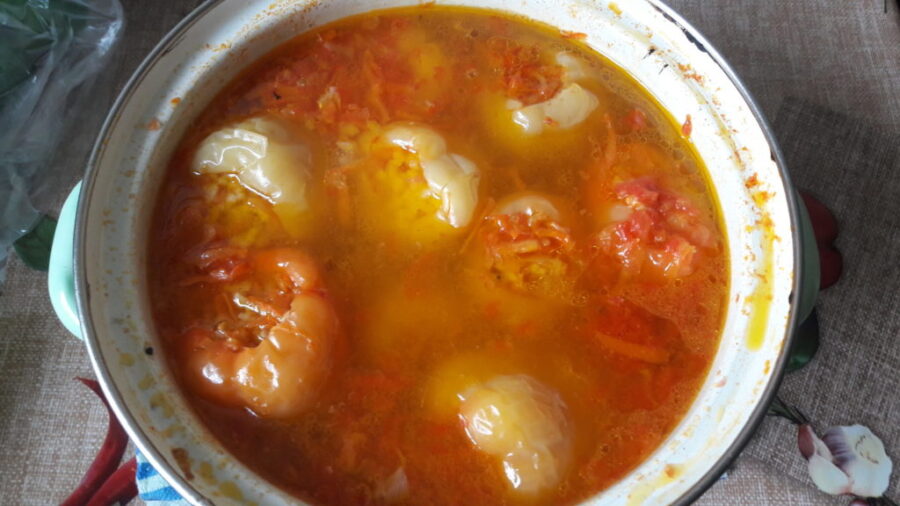 Umplem fiecare boabe de piper cu această carne tocată