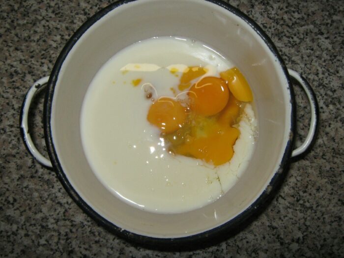 Amestecati ouăle și laptele