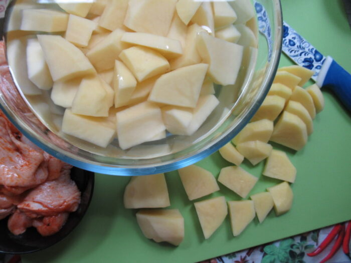 Curățați cartofii și clătiți