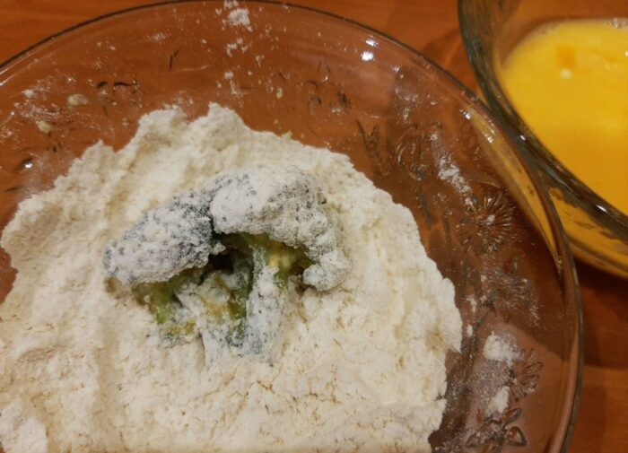 Adăugați sare și condimente în făină