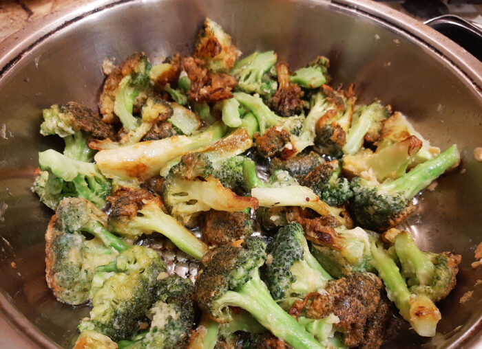 Se toarnă ulei vegetal rafinat