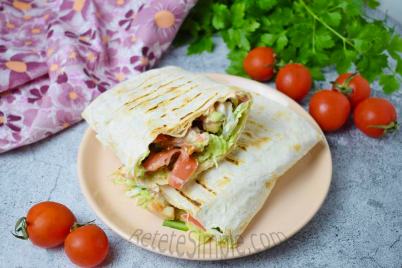 shaorma cu pui si legume in lipie aurie taiata in jumatate
