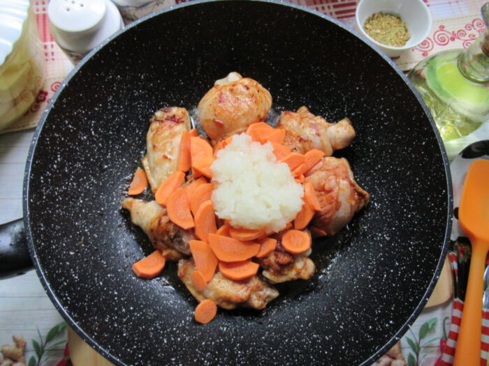 pui condimentat si rumenit in tigaie