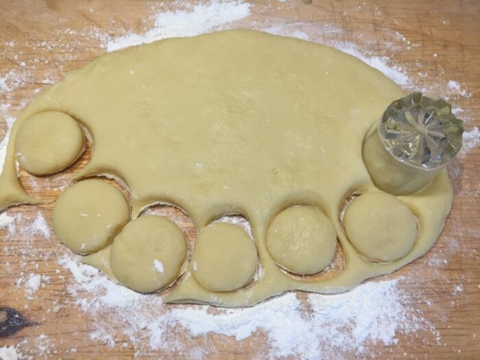 Decupați biscuitii din aluat