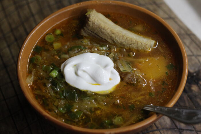 Ciorba delicioasă și aromată cu coastă este gata