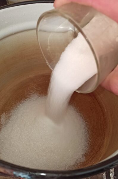 turnați un pahar mare de zahăr