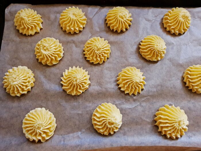 Puneti biscuitii pe o tava