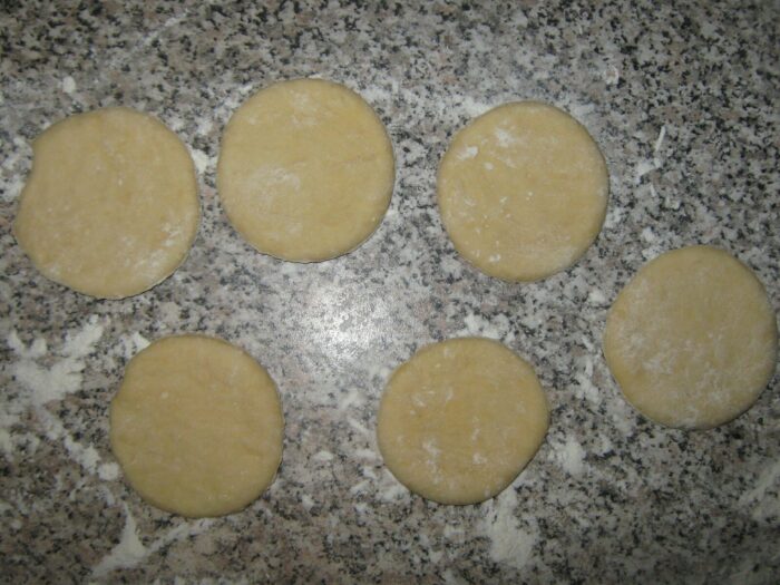 taiati aluatul in cercuri