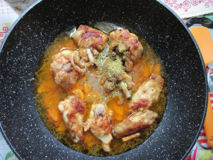 adaugarea bulionului fierbinte peste pui si legume