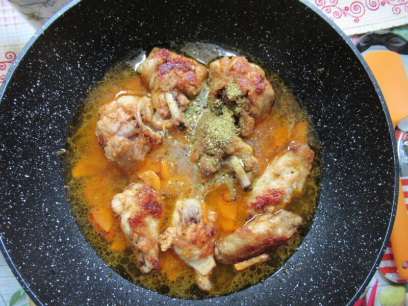 adaugarea bulionului fierbinte peste pui si legume