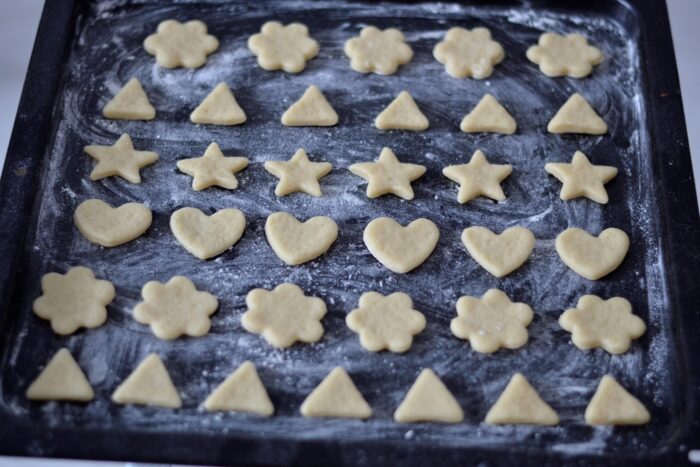 Așezați biscuiții pe o tavă