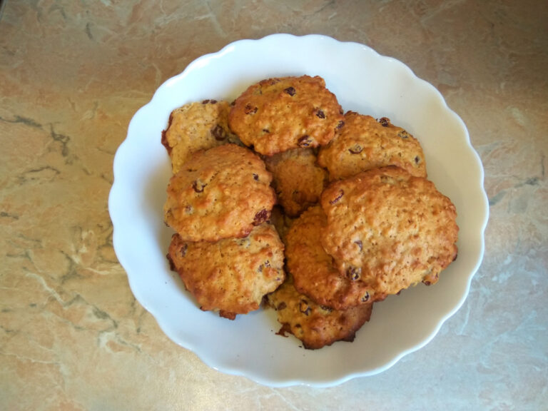 Biscuiti de casa cu fulgi de ovaz si stafide