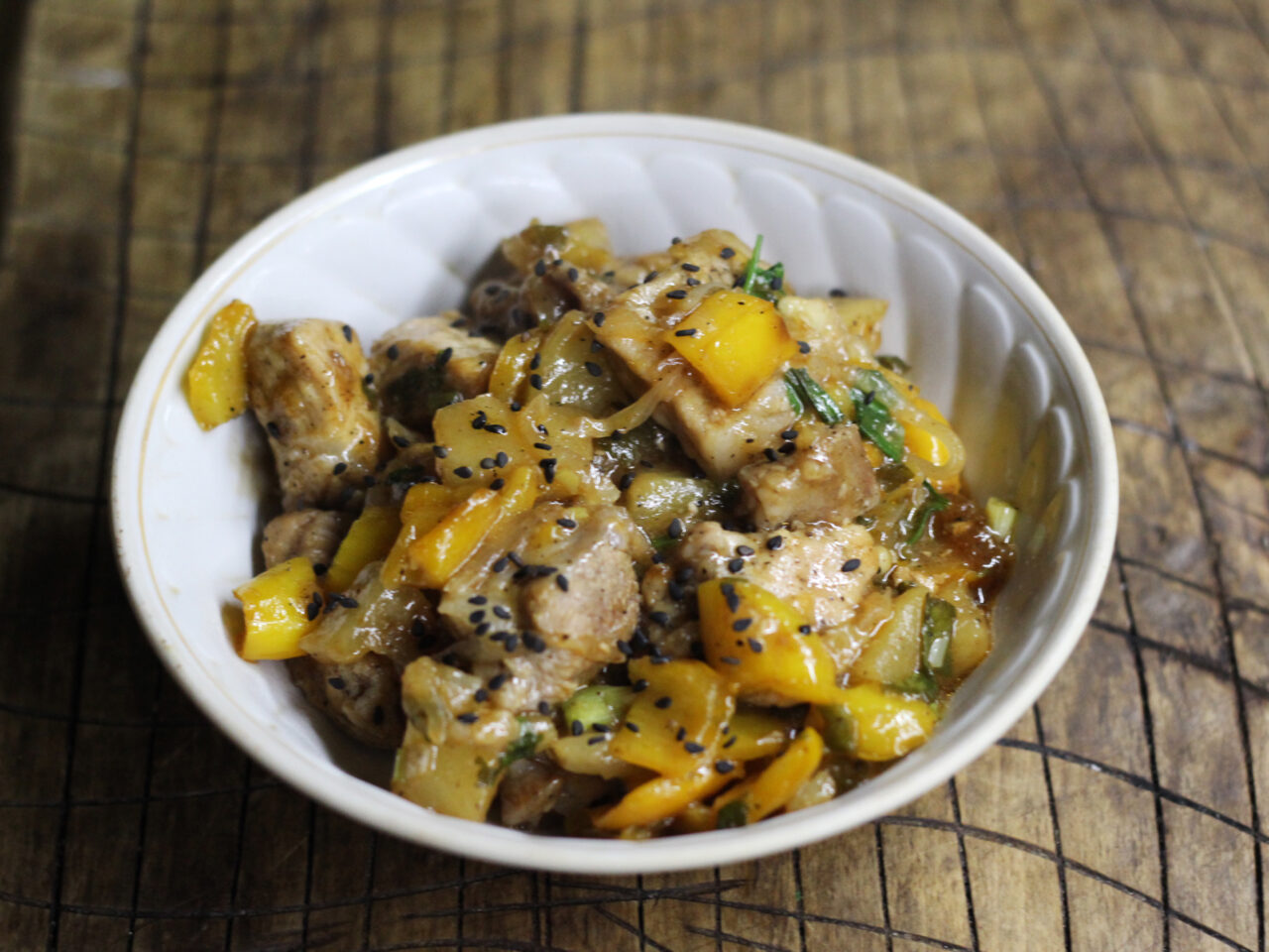 Carne de porc cu ananas la tigaie