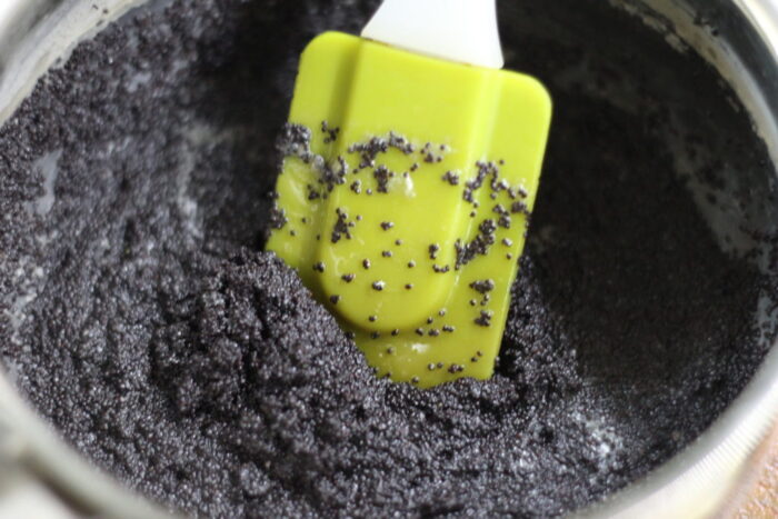 Se toarnă lapte peste semințe