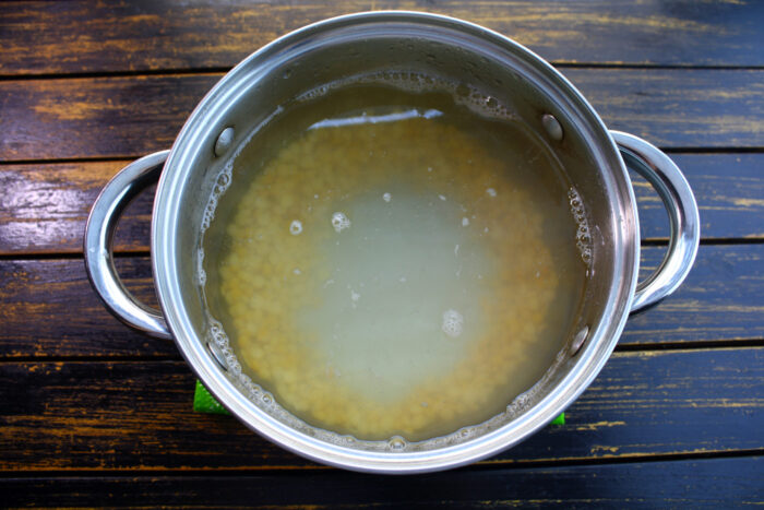 Mazărea (spălată) se toarnă