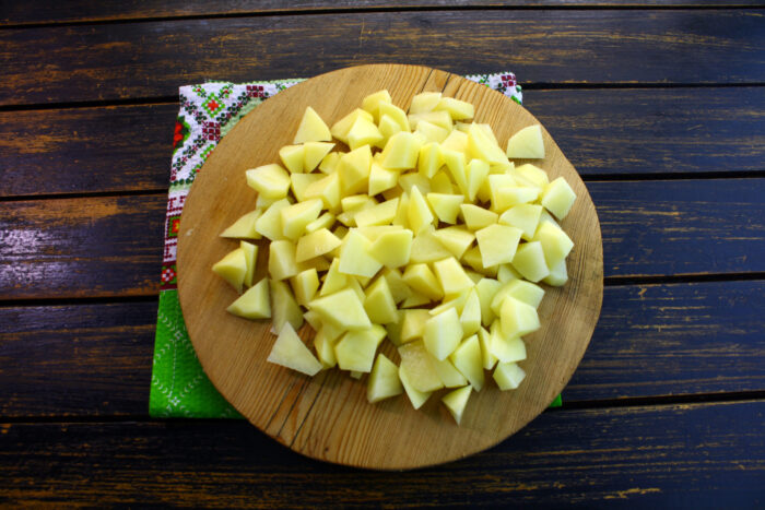 Cartofii (curățați) sunt tăiați